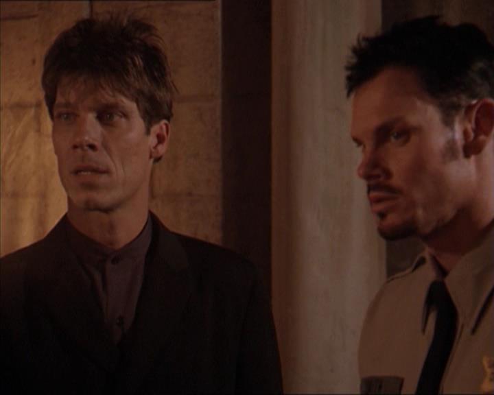 Charmed-Online-dot-215GiveMeASign0745.jpg