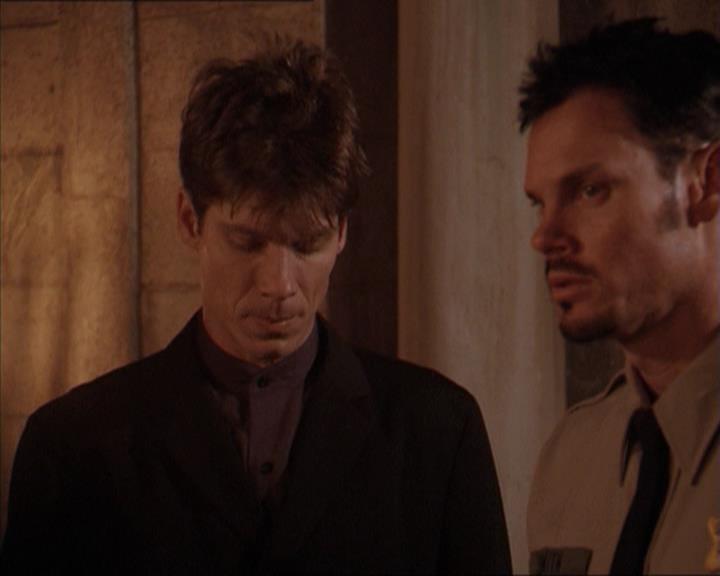 Charmed-Online-dot-215GiveMeASign0746.jpg