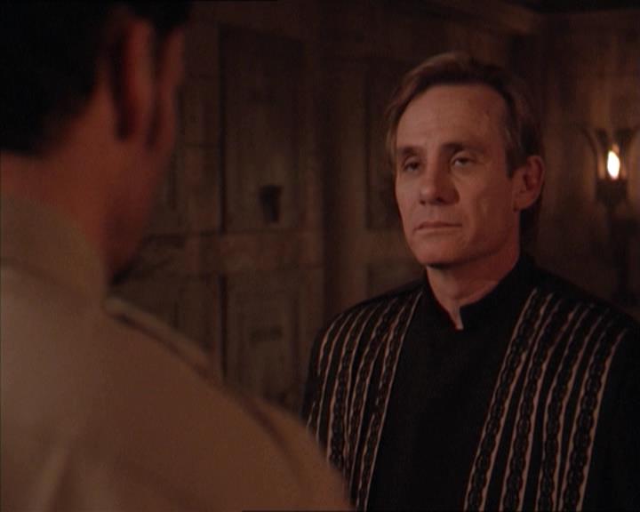 Charmed-Online-dot-215GiveMeASign0747.jpg