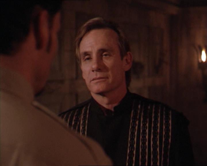 Charmed-Online-dot-215GiveMeASign0749.jpg