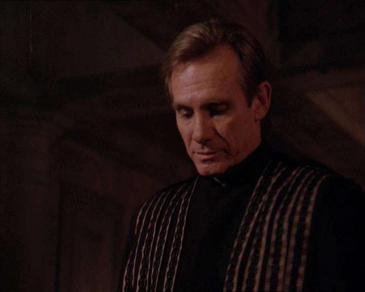 Charmed-Online-dot-215GiveMeASign0755.jpg