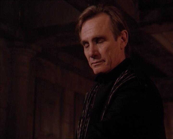 Charmed-Online-dot-215GiveMeASign0757.jpg