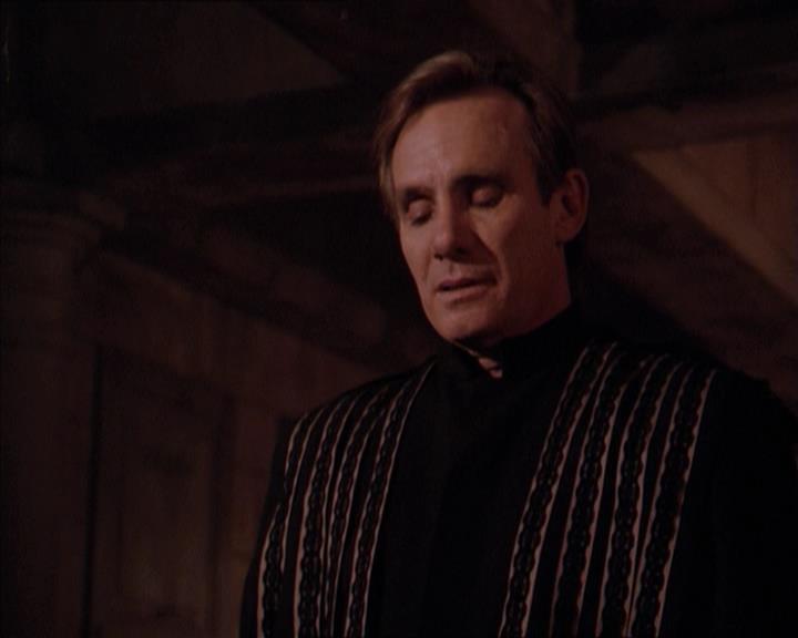 Charmed-Online-dot-215GiveMeASign0768.jpg