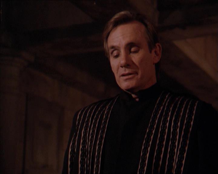 Charmed-Online-dot-215GiveMeASign0772.jpg