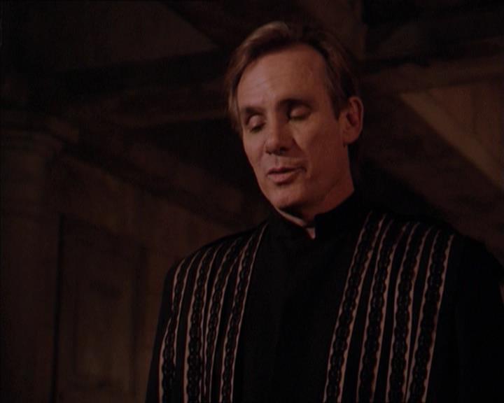 Charmed-Online-dot-215GiveMeASign0775.jpg