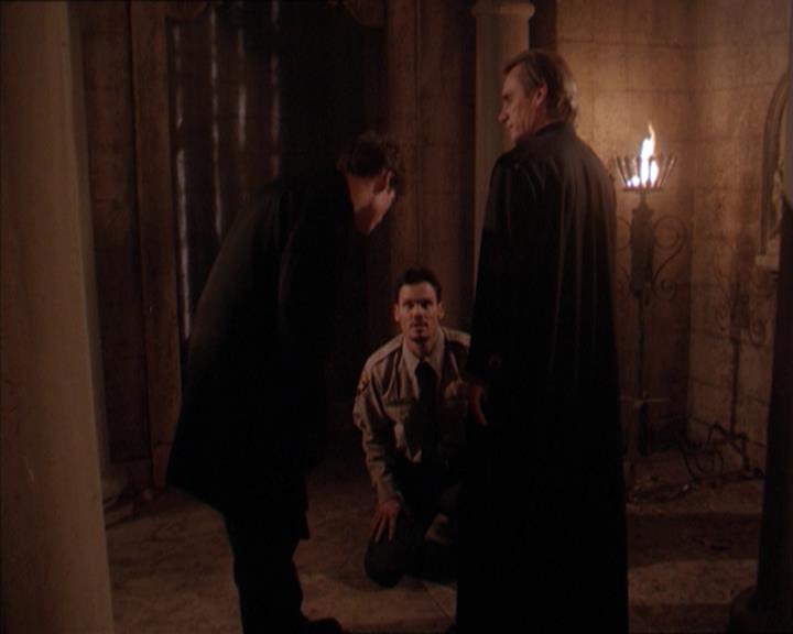 Charmed-Online-dot-215GiveMeASign0784.jpg