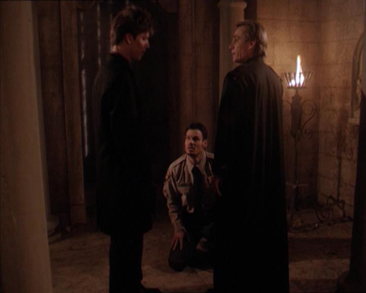 Charmed-Online-dot-215GiveMeASign0787.jpg