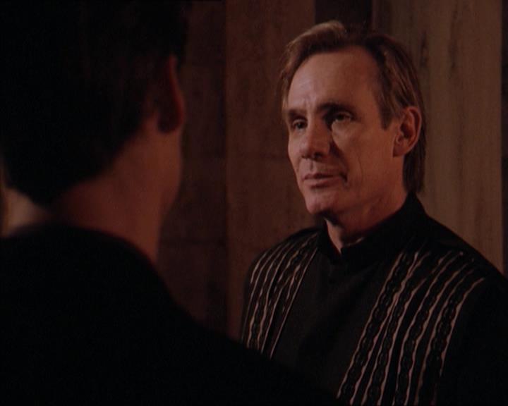 Charmed-Online-dot-215GiveMeASign0790.jpg