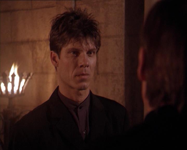 Charmed-Online-dot-215GiveMeASign0796.jpg