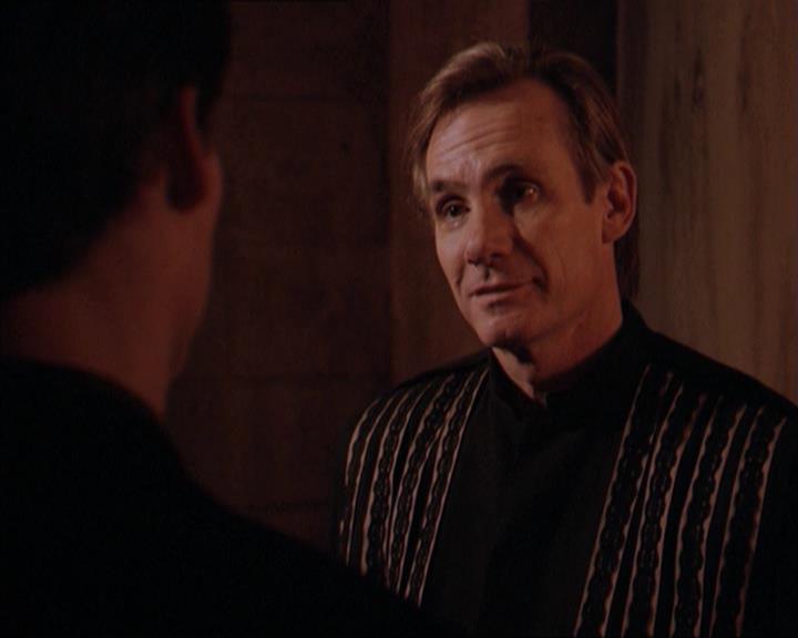 Charmed-Online-dot-215GiveMeASign0799.jpg