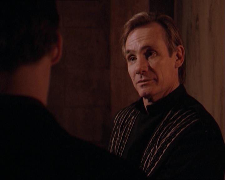 Charmed-Online-dot-215GiveMeASign0803.jpg