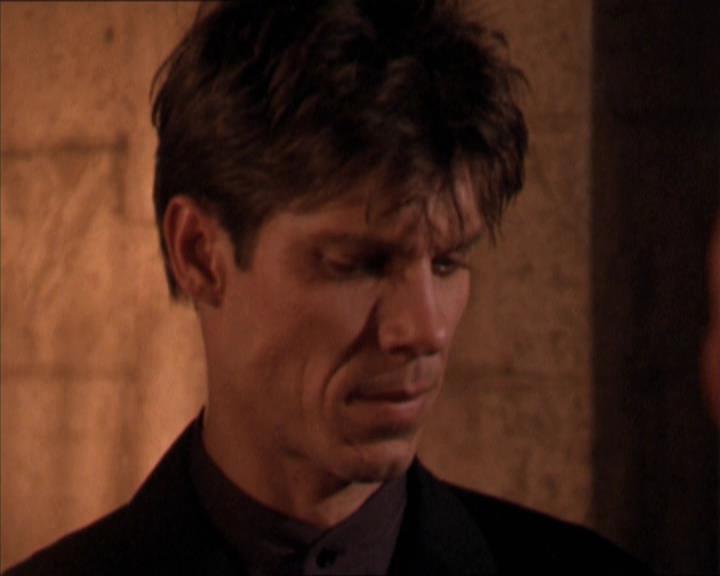Charmed-Online-dot-215GiveMeASign0807.jpg