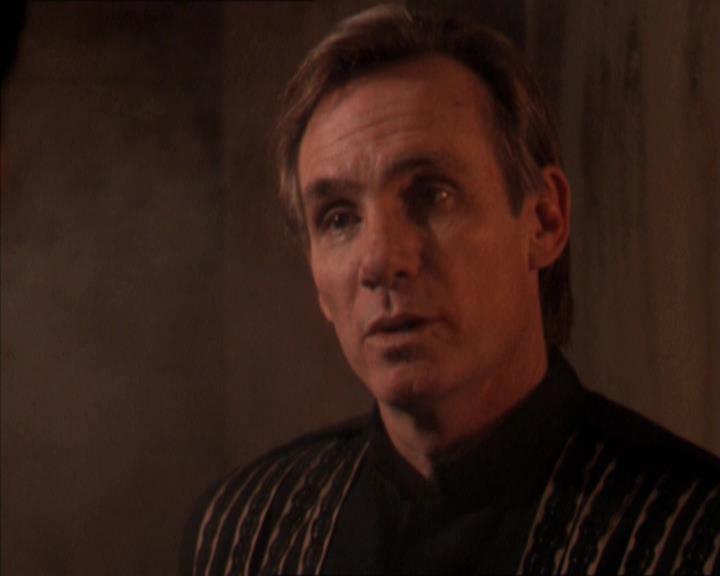 Charmed-Online-dot-215GiveMeASign0809.jpg