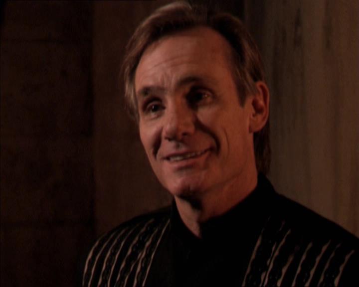 Charmed-Online-dot-215GiveMeASign0813.jpg