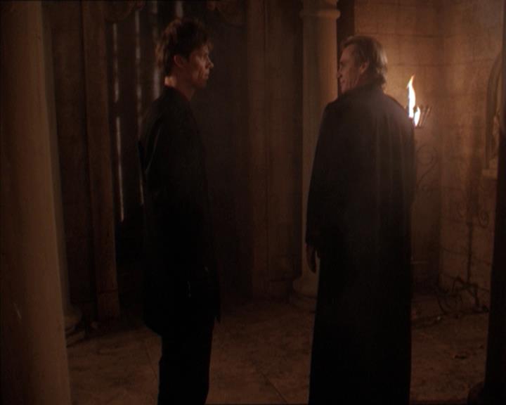 Charmed-Online-dot-215GiveMeASign0814.jpg