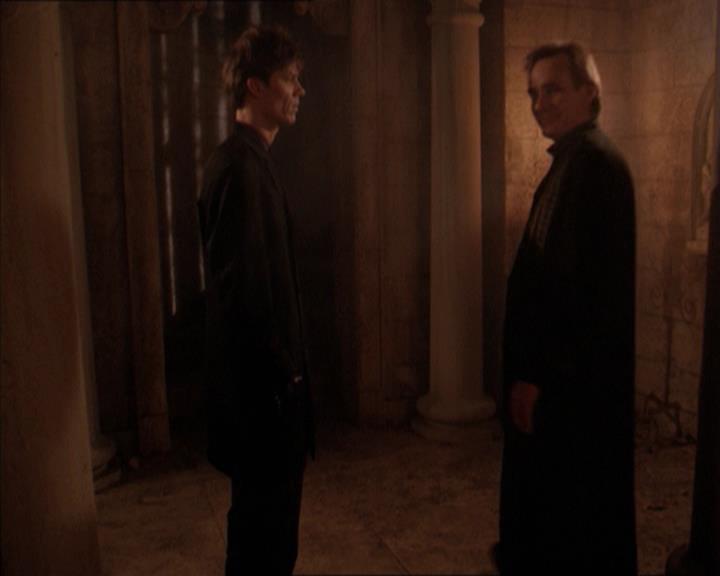 Charmed-Online-dot-215GiveMeASign0815.jpg