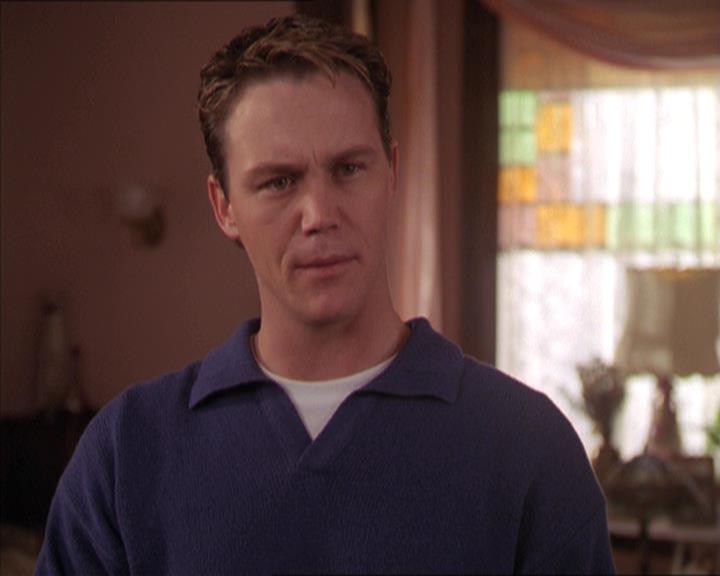 Charmed-Online-dot-215GiveMeASign0832.jpg