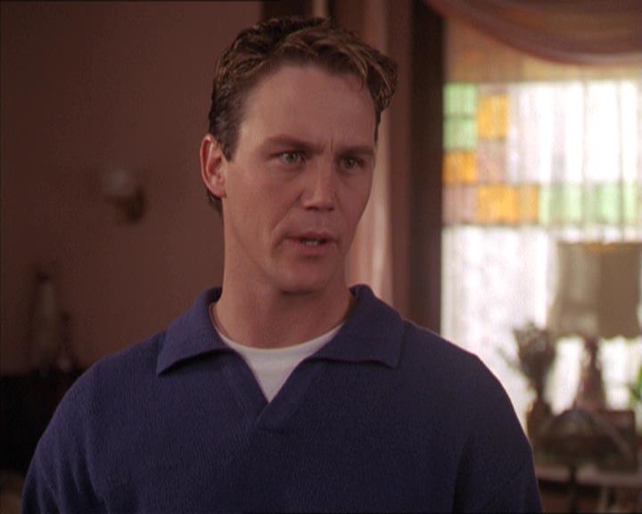 Charmed-Online-dot-215GiveMeASign0839.jpg