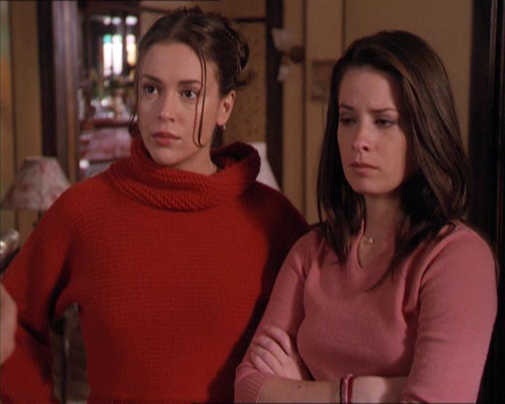 Charmed-Online-dot-215GiveMeASign0841.jpg