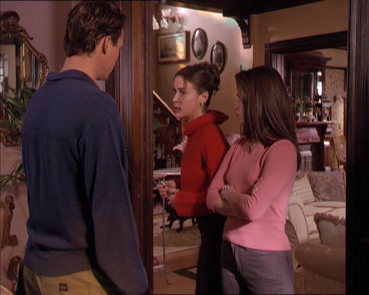 Charmed-Online-dot-215GiveMeASign0853.jpg