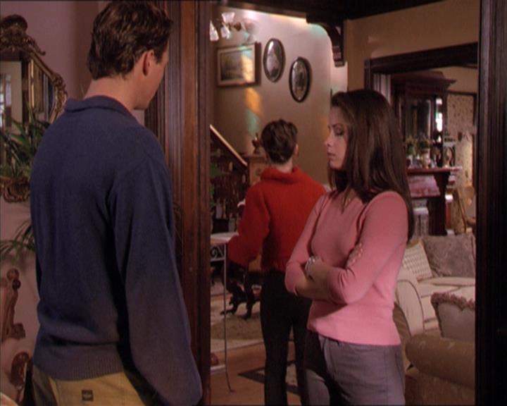 Charmed-Online-dot-215GiveMeASign0854.jpg