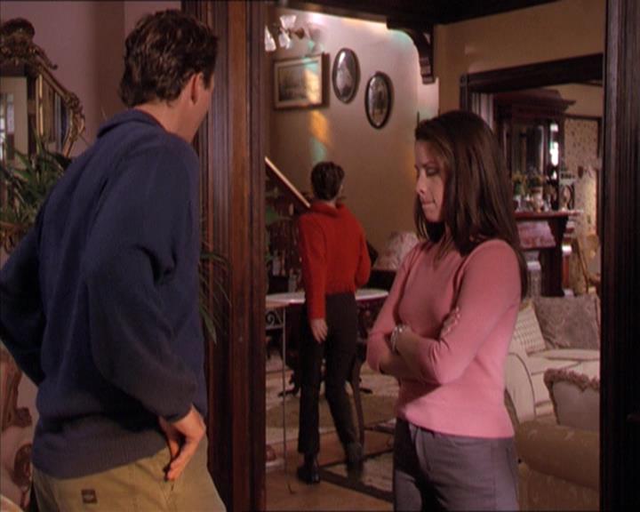 Charmed-Online-dot-215GiveMeASign0855.jpg