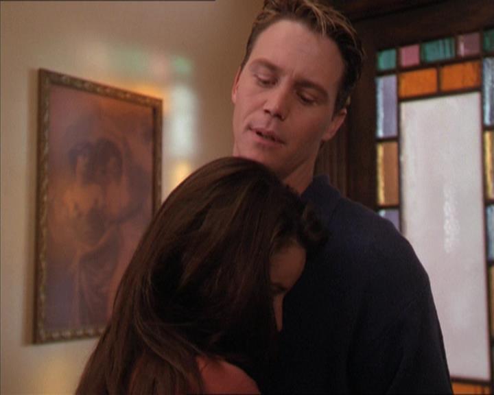 Charmed-Online-dot-215GiveMeASign0886.jpg