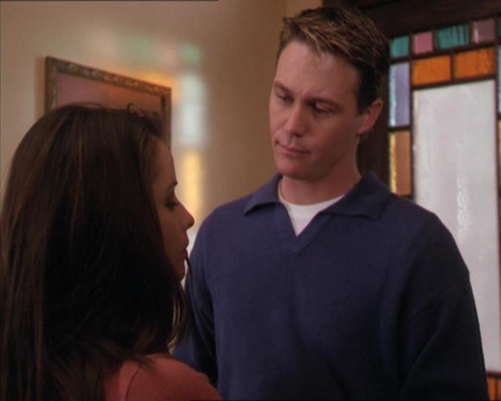 Charmed-Online-dot-215GiveMeASign0890.jpg