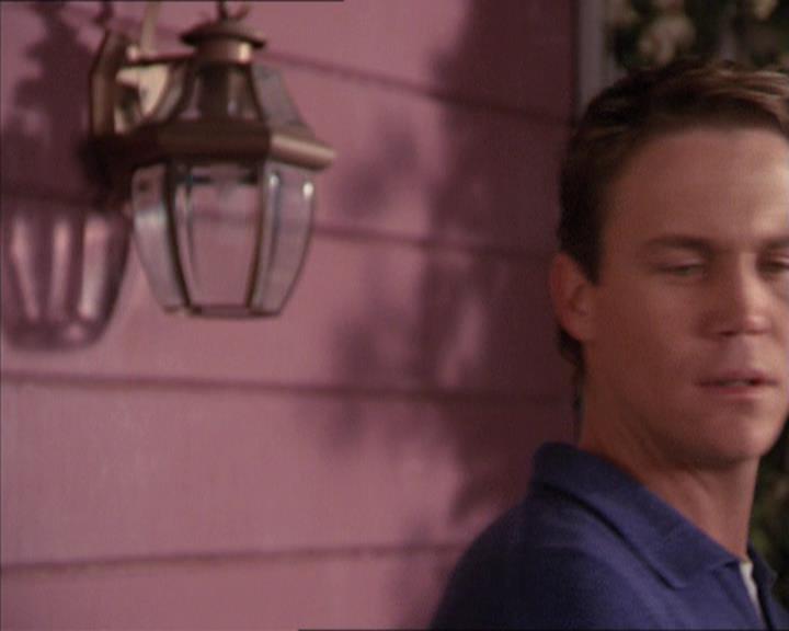Charmed-Online-dot-215GiveMeASign0910.jpg