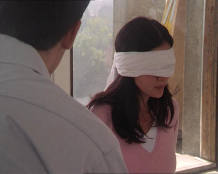 Charmed-Online-dot-215GiveMeASign0916.jpg