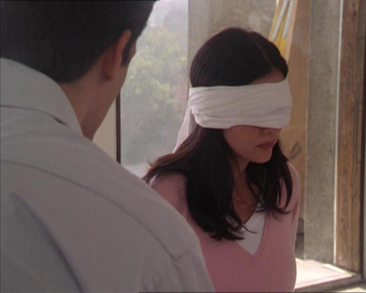 Charmed-Online-dot-215GiveMeASign0917.jpg