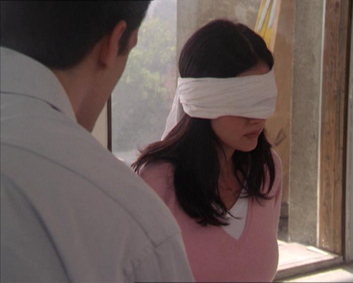Charmed-Online-dot-215GiveMeASign0924.jpg