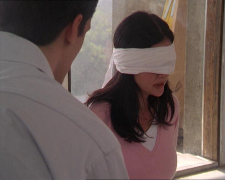 Charmed-Online-dot-215GiveMeASign0926.jpg