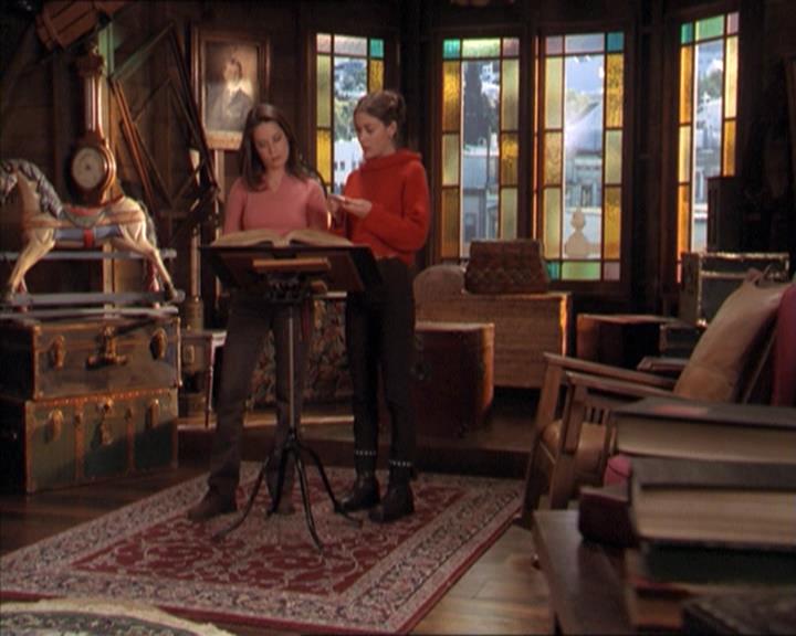 Charmed-Online-dot-215GiveMeASign0940.jpg