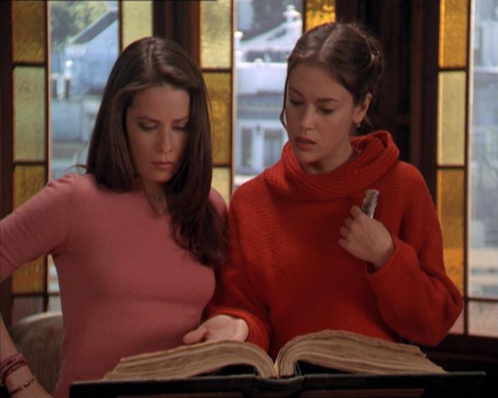 Charmed-Online-dot-215GiveMeASign0955.jpg