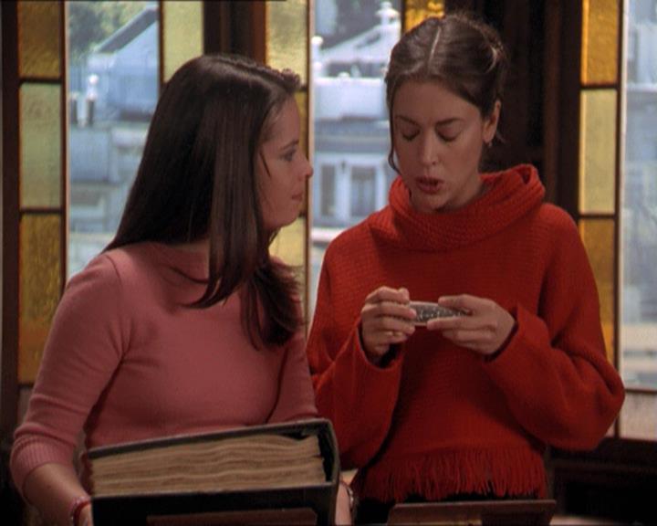 Charmed-Online-dot-215GiveMeASign0965.jpg
