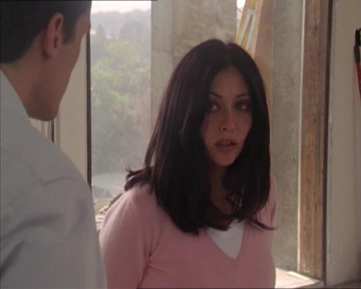 Charmed-Online-dot-215GiveMeASign0986.jpg