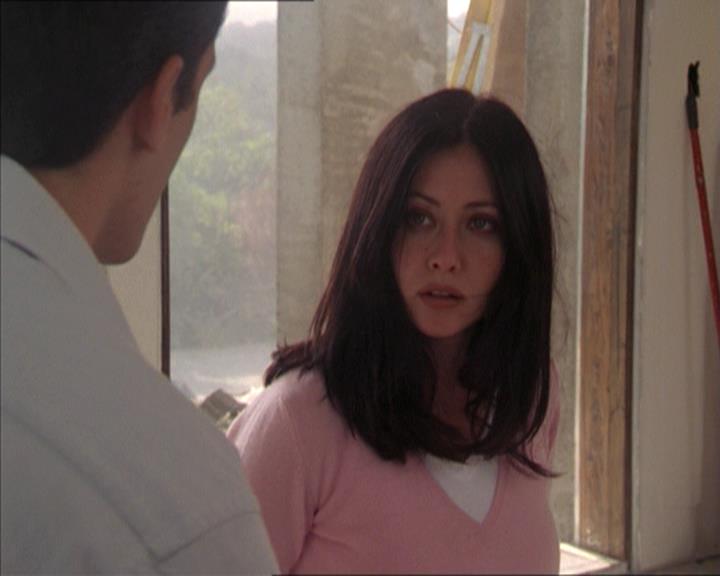 Charmed-Online-dot-215GiveMeASign0987.jpg