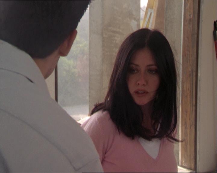 Charmed-Online-dot-215GiveMeASign0990.jpg