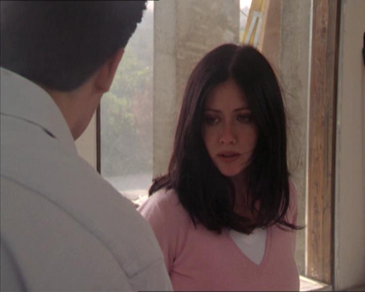 Charmed-Online-dot-215GiveMeASign0991.jpg