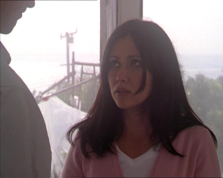Charmed-Online-dot-215GiveMeASign1013.jpg