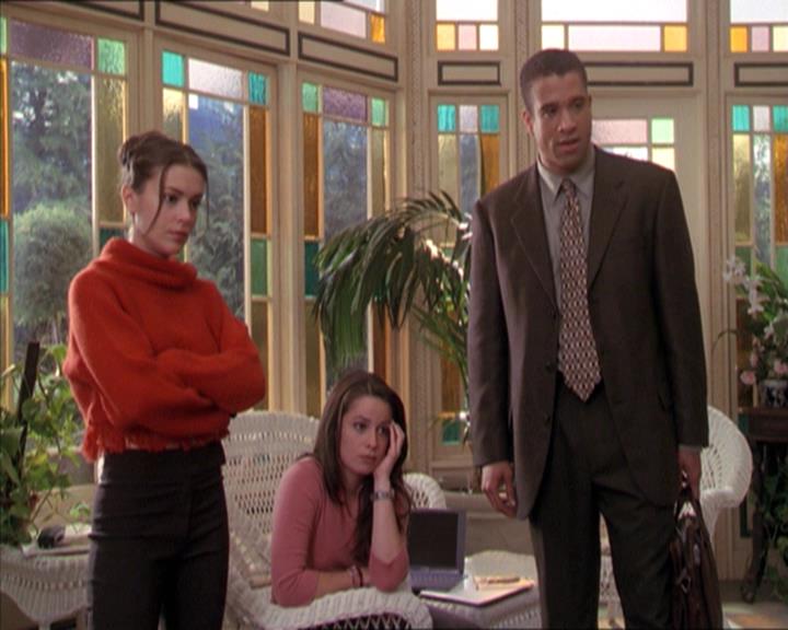 Charmed-Online-dot-215GiveMeASign1074.jpg
