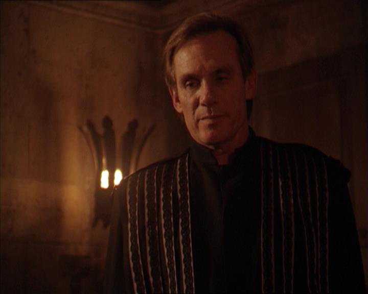Charmed-Online-dot-215GiveMeASign1465.jpg