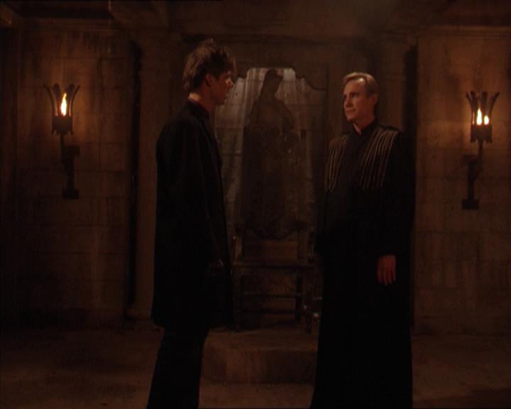 Charmed-Online-dot-215GiveMeASign1471.jpg