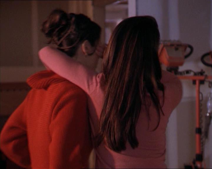 Charmed-Online-dot-215GiveMeASign1643.jpg