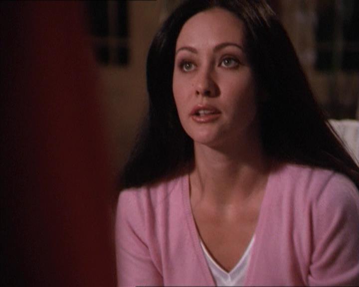 Charmed-Online-dot-215GiveMeASign1673.jpg