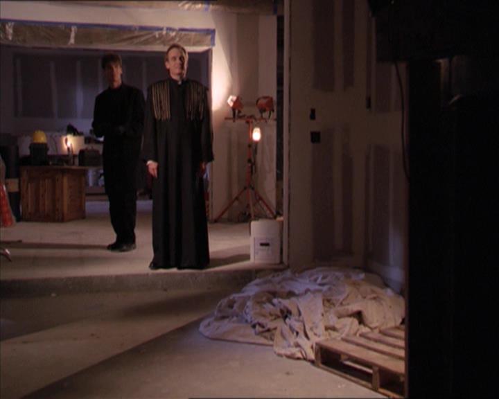 Charmed-Online-dot-215GiveMeASign1728.jpg