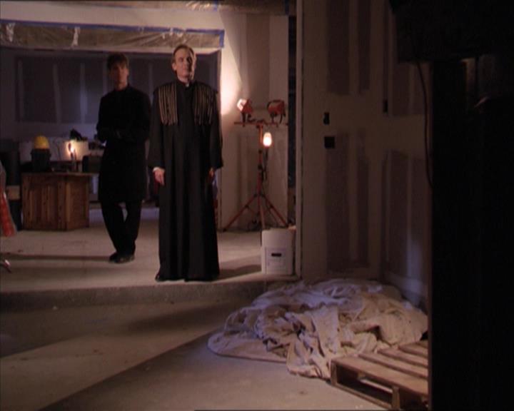 Charmed-Online-dot-215GiveMeASign1729.jpg