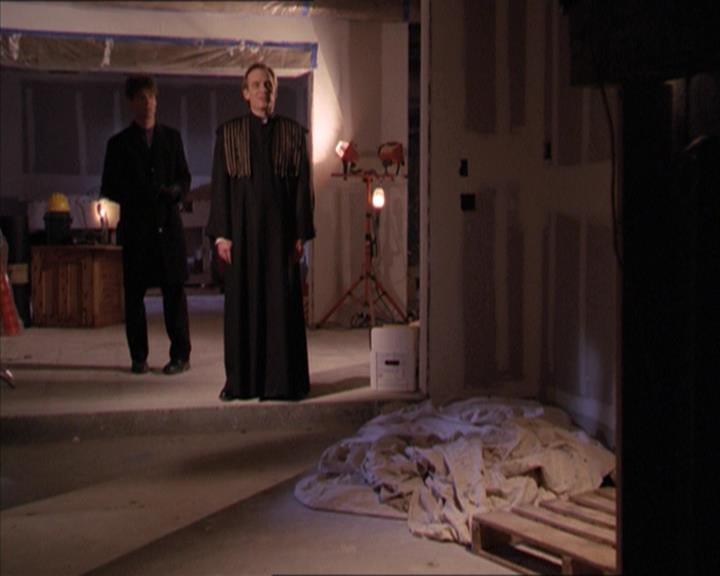 Charmed-Online-dot-215GiveMeASign1730.jpg
