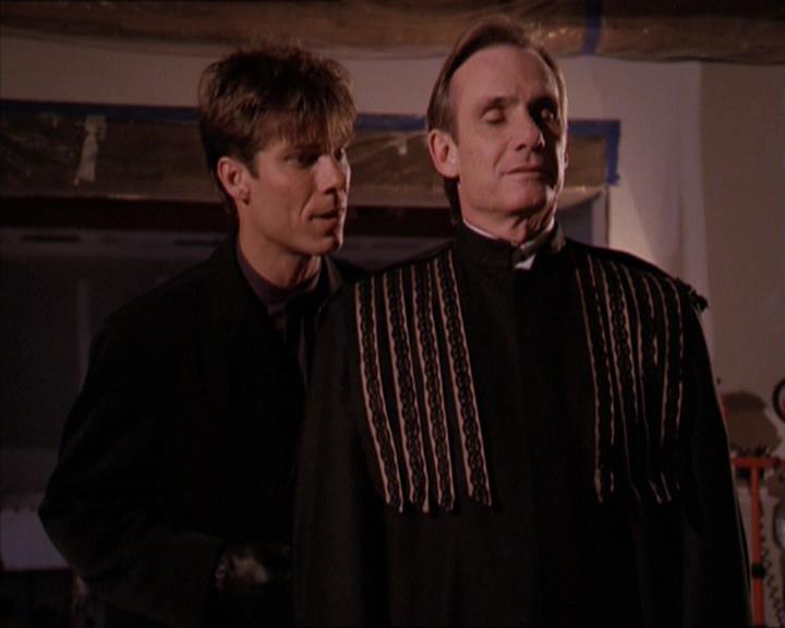 Charmed-Online-dot-215GiveMeASign1822.jpg
